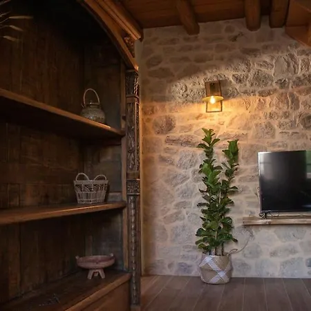 Amygdalia Traditional House *